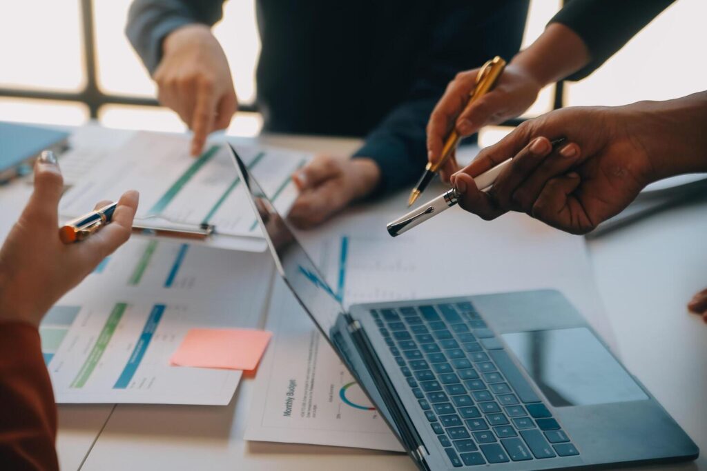 Project management collaboration around a laptop